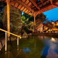 บ่อน้ำพุร้อนกลางแจ้งยามพระอาทิตย์ตกดิน.