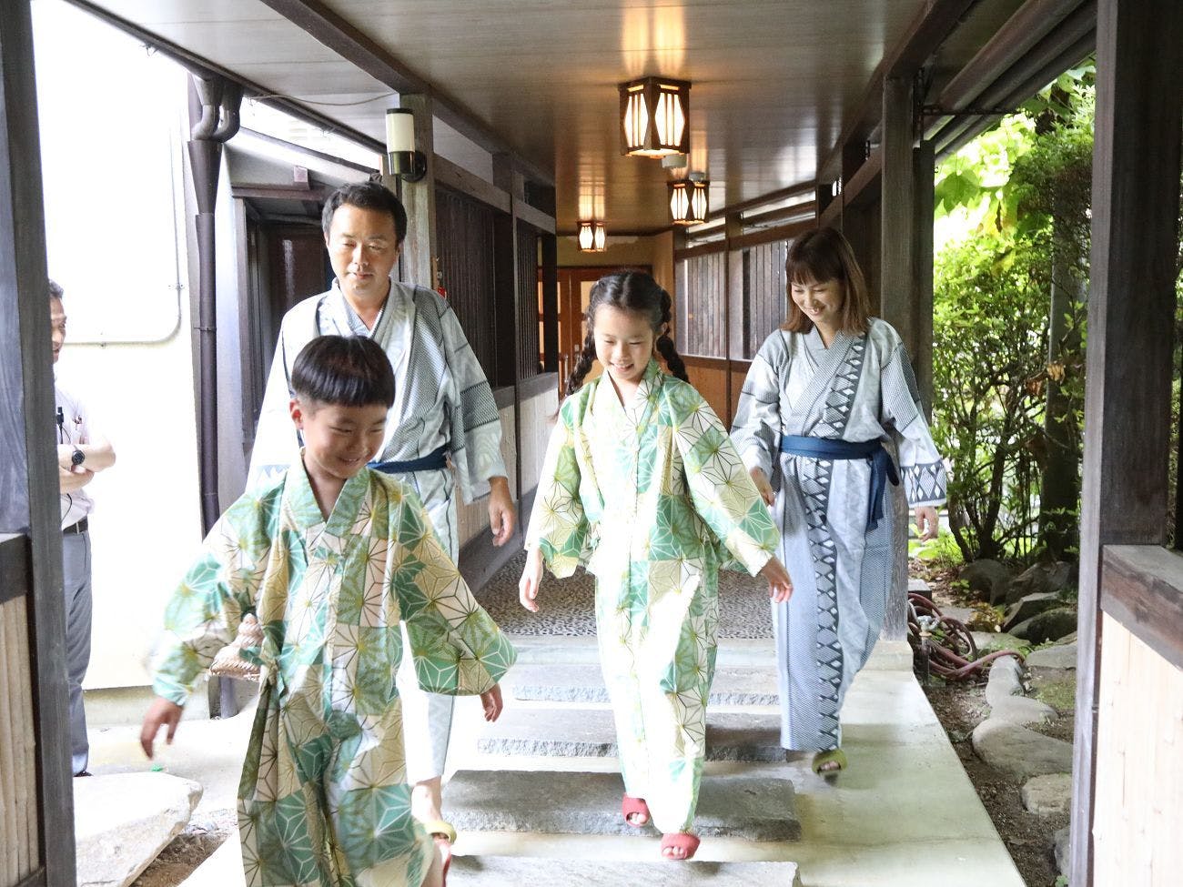 ทางเดินเชื่อมต่อไปยังห้องอาบน้ำสาธารณะ.