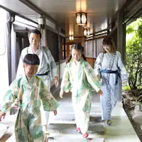 ทางเดินเชื่อมต่อไปยังห้องอาบน้ำสาธารณะ.