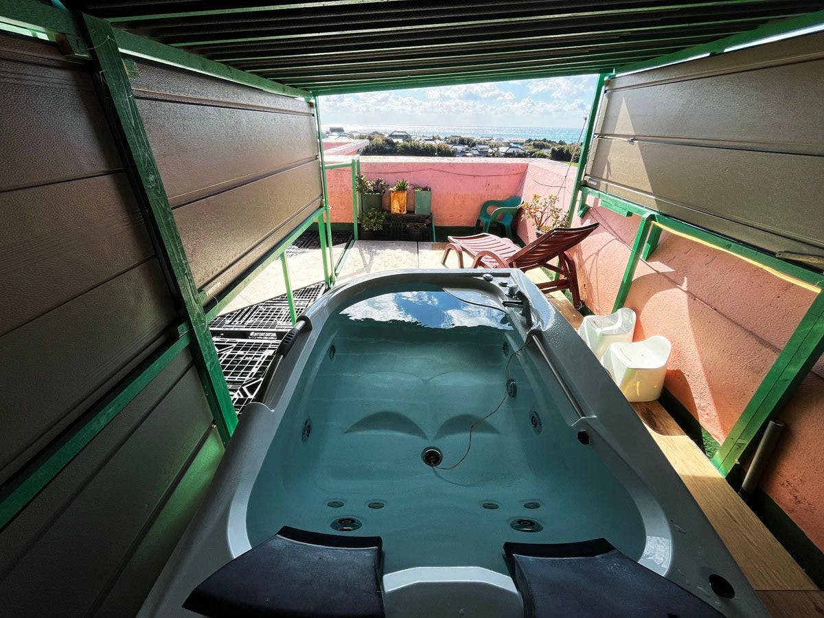 อ่างจากุซซี่บนดาดฟ้า