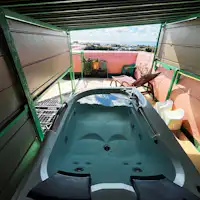 อ่างจากุซซี่บนดาดฟ้า