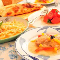 อาหารเย็นเป็นอาหารสไตล์อิตาเลียนแบบครอบครัว.