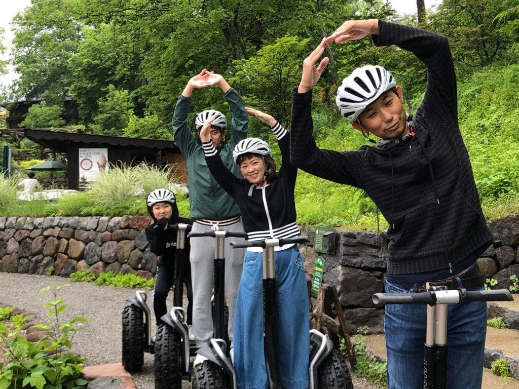 สัมผัสประสบการณ์ขี่เซกเวย์ในป่าหมู่บ้านโมกิ