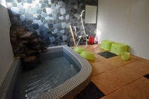 น้ำพุร้อนธรรมชาติ จำกัดเฉพาะบ้านไม้ครึ่งหลังที่มีน้ำพุร้อน.