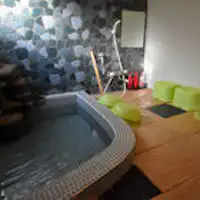 น้ำพุร้อนธรรมชาติ จำกัดเฉพาะบ้านไม้ครึ่งหลังที่มีน้ำพุร้อน.