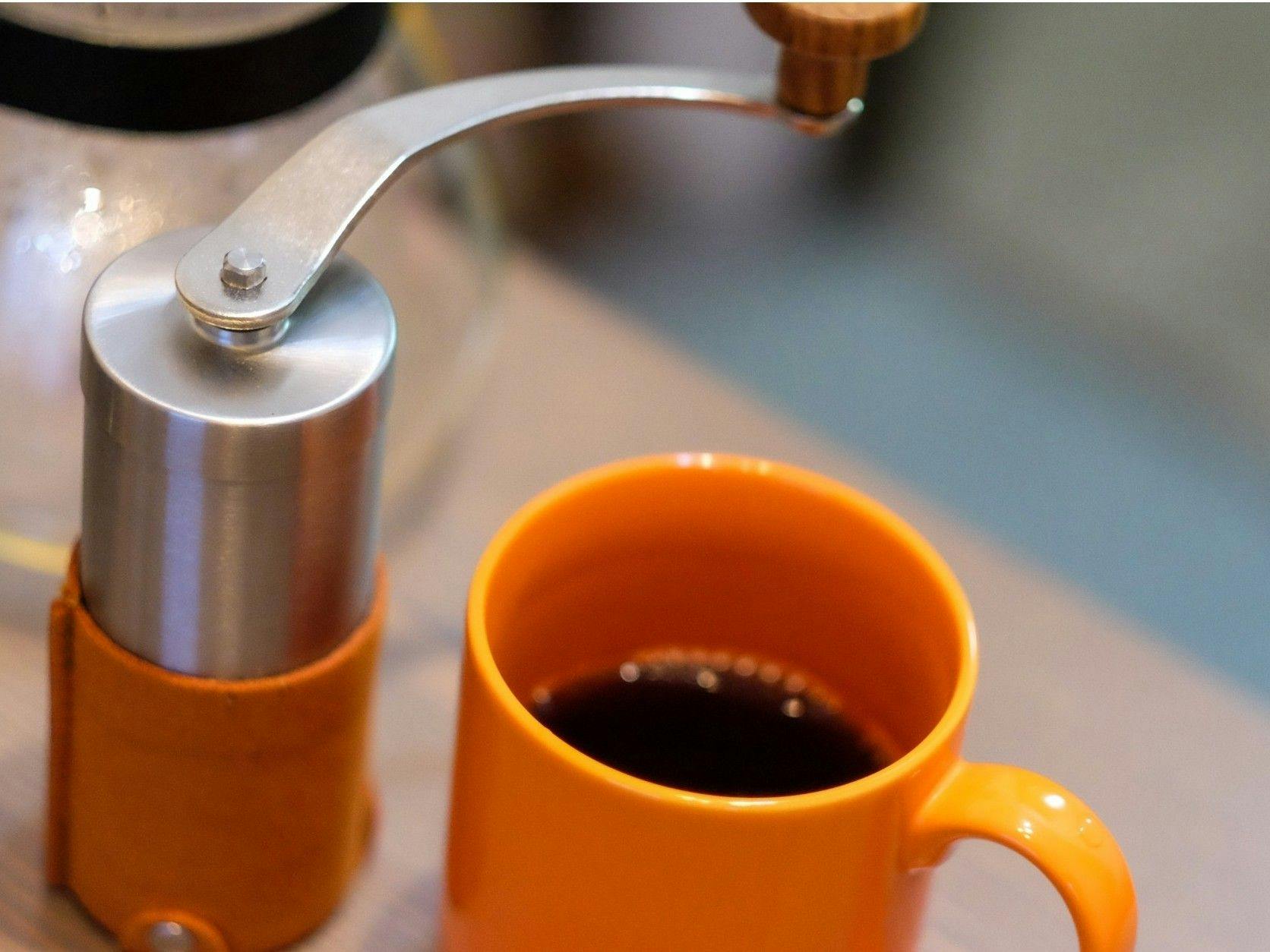 พักผ่อนด้วยรองเท้าหิมะและกาแฟร้อน