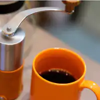 พักผ่อนด้วยรองเท้าหิมะและกาแฟร้อน