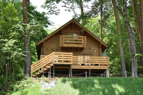 ภายนอกบ้านไม้สแกนดิเนเวียพร้อมน้ำพุร้อนธรรมชาติ