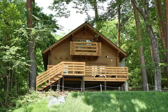 ภายนอกบ้านไม้สแกนดิเนเวียพร้อมน้ำพุร้อนธรรมชาติ