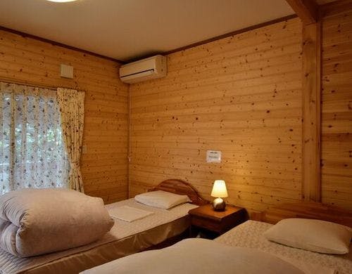 寝室　天然温泉付きハーフログハウス