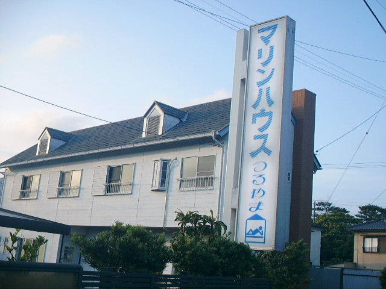 ถ่ายภาพที่พักจากฝั่งตรงข้ามทางเข้ารถ