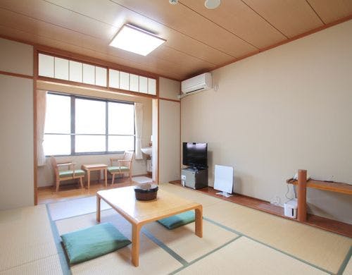 本館：ゆったりくつろげる和室