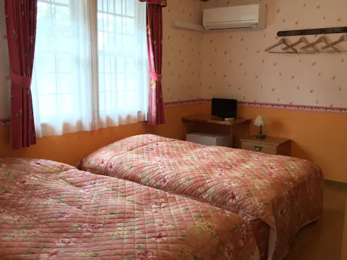 세미 더블 침대와 세면대 화장실 포함.