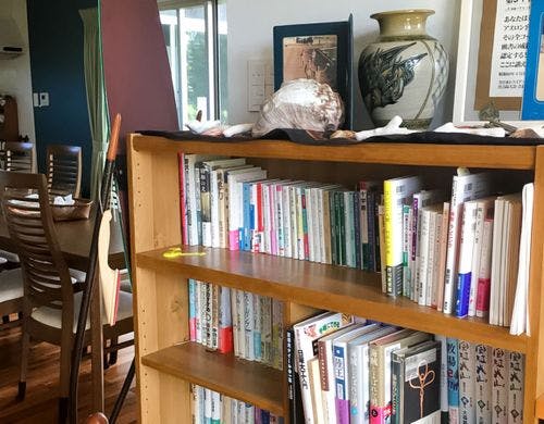 ・館内／色んなジャンルの本が置いてます