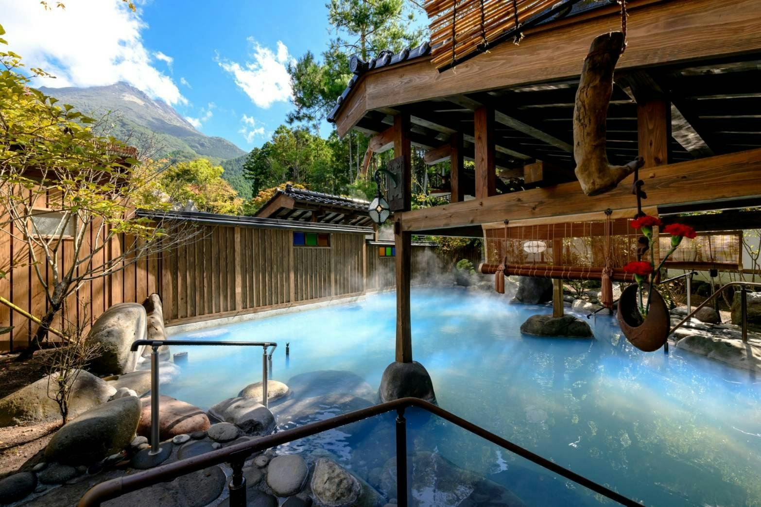 บ่อน้ำพุร้อนกลางแจ้งขนาดใหญ่ / ห้องอาบน้ำสาธารณะขนาดใหญ่