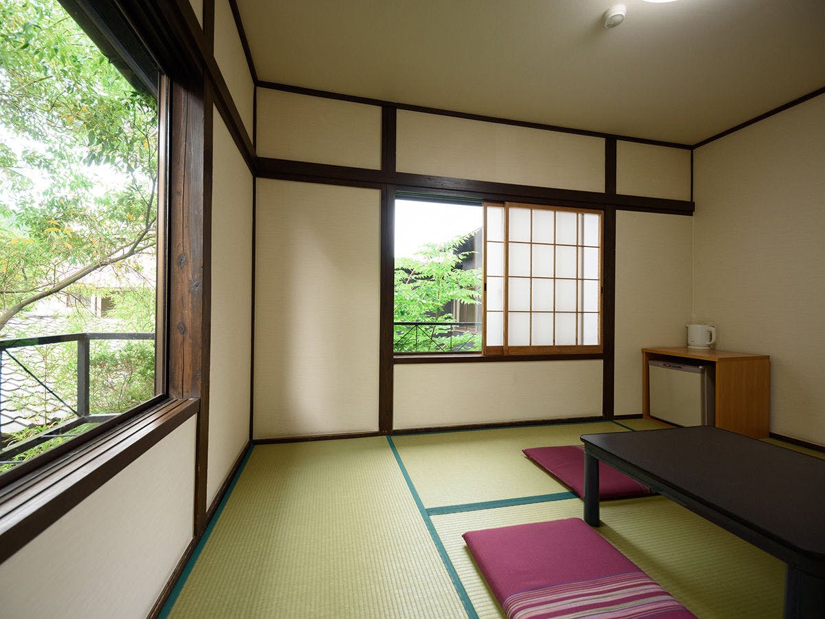 Japanese-style room with 6 tatami mats, shared toilet 【Rokushou】