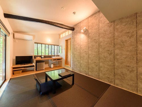 本館1階：半露天風呂付き和室6畳【墨】