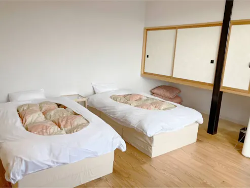 Kamar bergaya barat yang luas di lantai 1.