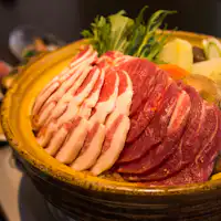 Foto panci daging babi hutan ini untuk 2 orang.