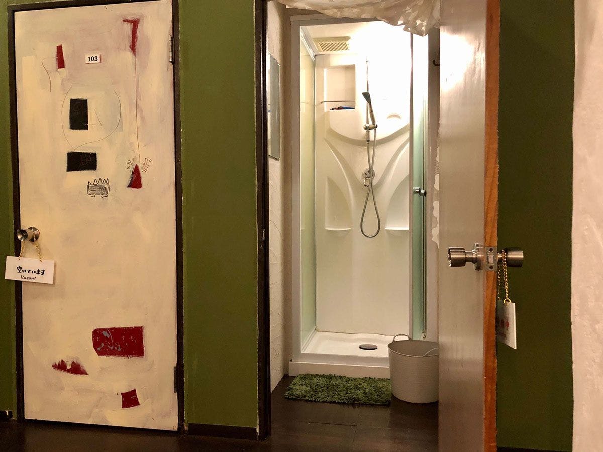 Contoh bilik mandi berkongsi