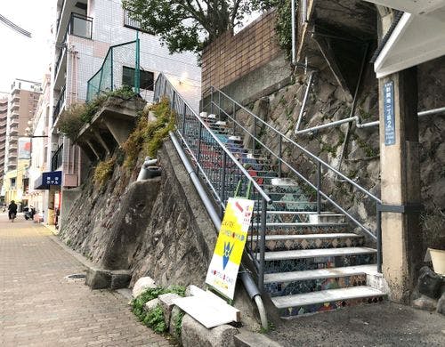 ・階段下の看板をみつけたら、あと少し！