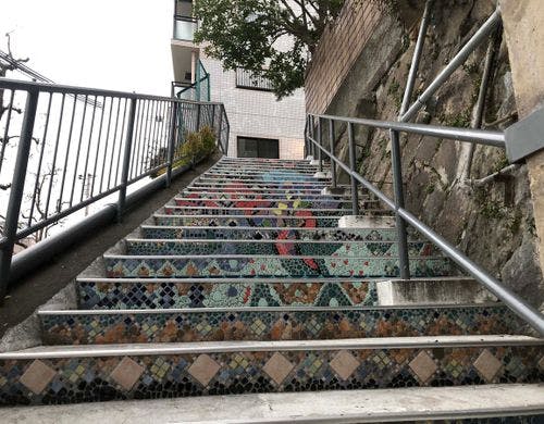 ・アートな階段を昇った先にございます！