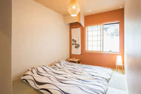 กรุณาผ่อนคลายในห้องพักที่สว่างสดใส