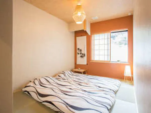 กรุณาผ่อนคลายในห้องพักที่สว่างสดใส