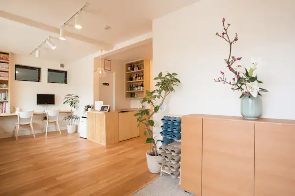 ทางเข้าด้านหน้าหลักและดอกไม้สด♪