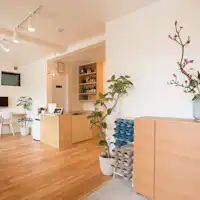 ทางเข้าด้านหน้าหลักและดอกไม้สด♪