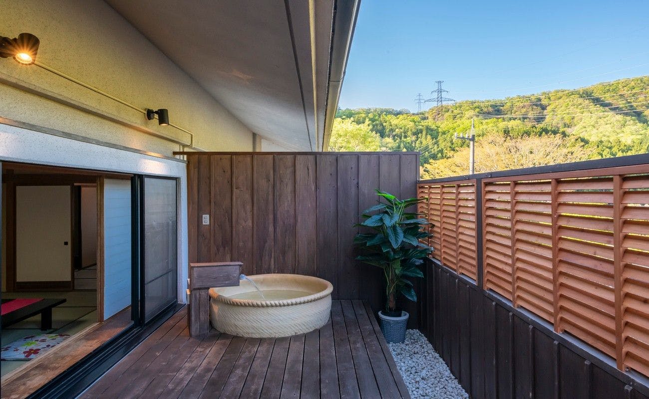 ห้องพักพร้อมอ่างอาบน้ำกลางแจ้งที่ปลอดภัยสำหรับเด็กเล็ก