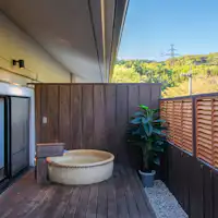 ห้องพักพร้อมอ่างอาบน้ำกลางแจ้งที่ปลอดภัยสำหรับเด็กเล็ก