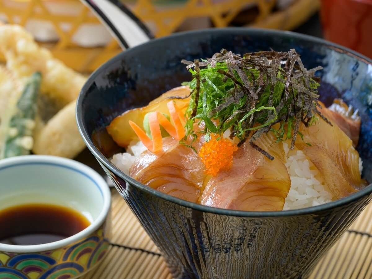 เมนูท้องถิ่น “ไทมาบุชิ” (ข้าวหน้าปลาไท)