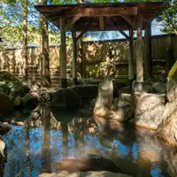 บ่อน้ำพุร้อนกลางแจ้งที่กลมกลืนกับภูเขา