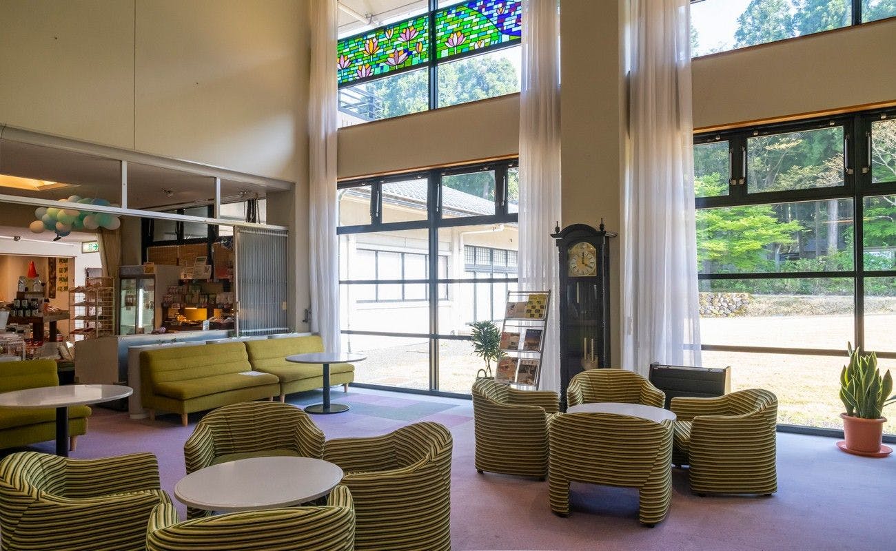 ล็อบบี้ที่มีแสงสว่างสดใสจากหน้าต่างบานใหญ่