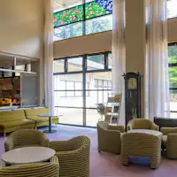 ล็อบบี้ที่มีแสงสว่างสดใสจากหน้าต่างบานใหญ่