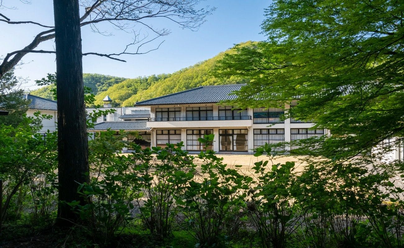 สถานที่ตั้งที่ล้อมรอบด้วยธรรมชาติอันยิ่งใหญ่