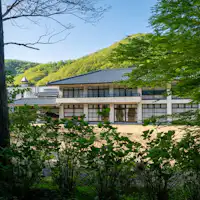 สถานที่ตั้งที่ล้อมรอบด้วยธรรมชาติอันยิ่งใหญ่