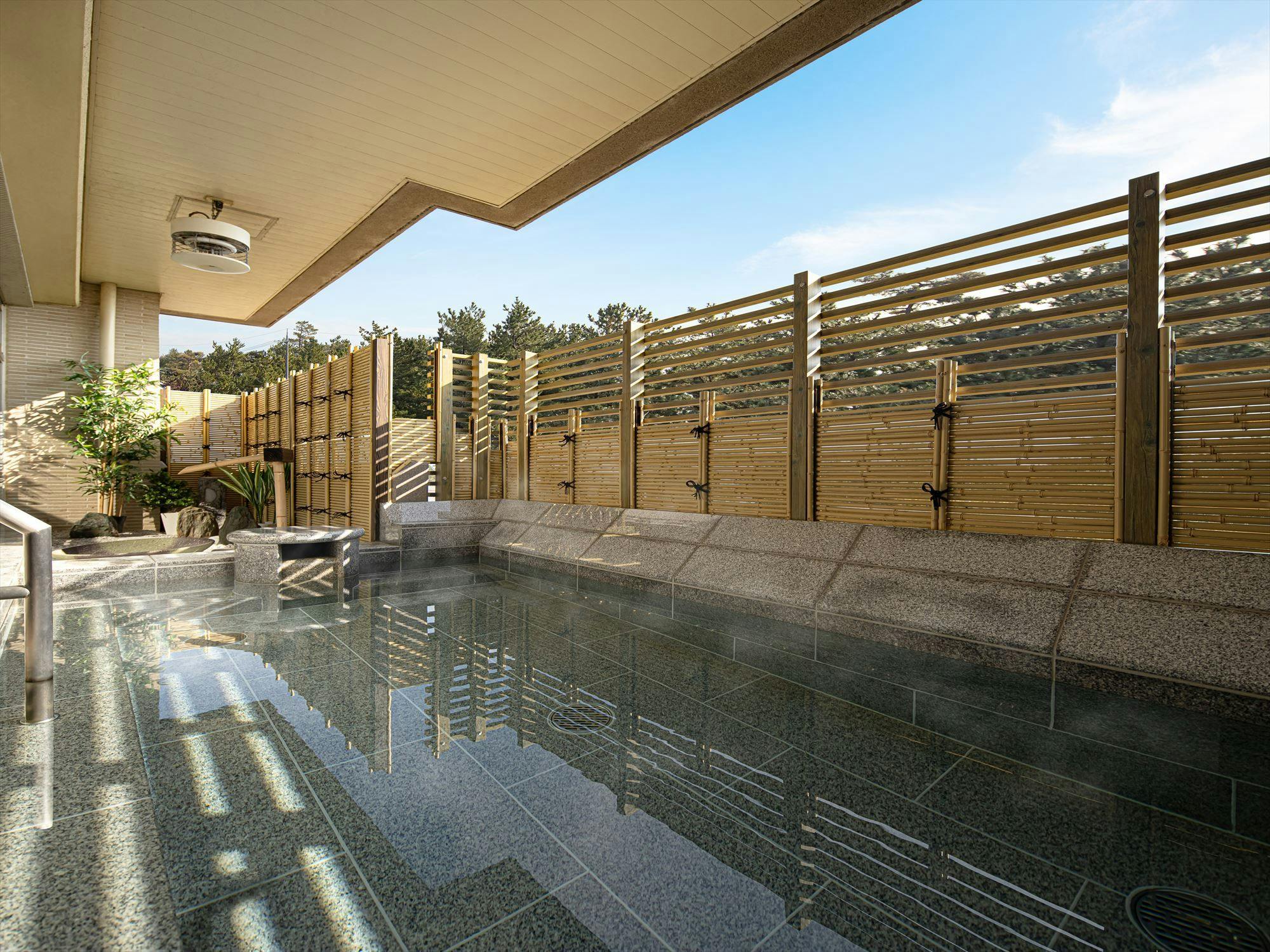 ห้องอาบน้ำรวม, อ่างอาบน้ำกลางแจ้งบางส่วน