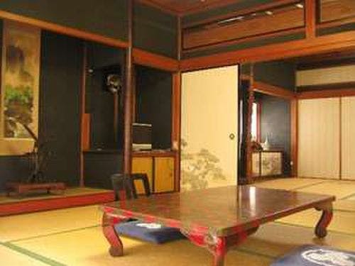 街並みが見下ろせる二間続きのお部屋です。