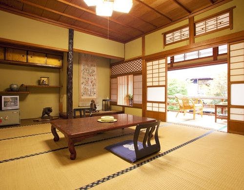 街並みが見下ろせる広縁が人気です。