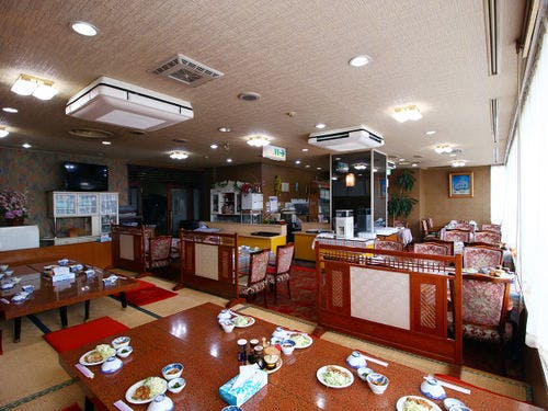 テーブル席がメインですが小上がりもあり