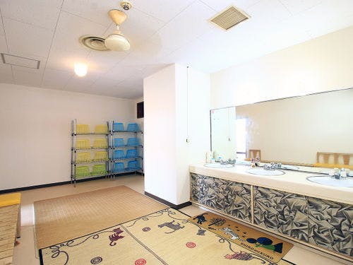 脱衣場は広々☆湯上がり感はさっぱり爽快系