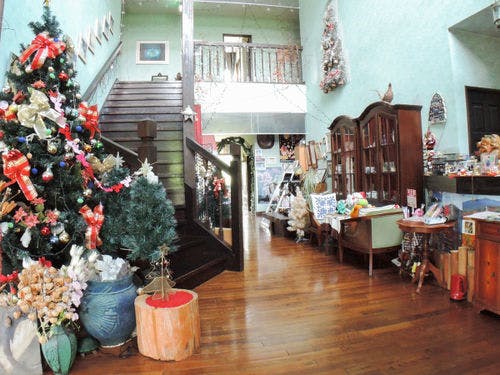 *【ロビー】諸外国の民芸品の展示も。