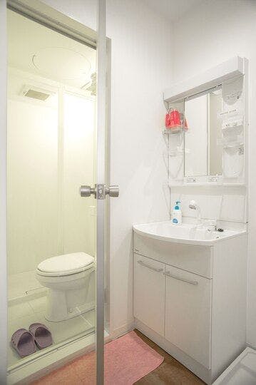 Semua kamar dilengkapi dengan toilet shower.