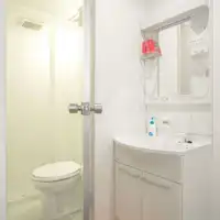 Semua kamar dilengkapi dengan toilet shower.