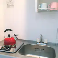 Semua kamar dilengkapi dengan dapur kecil.