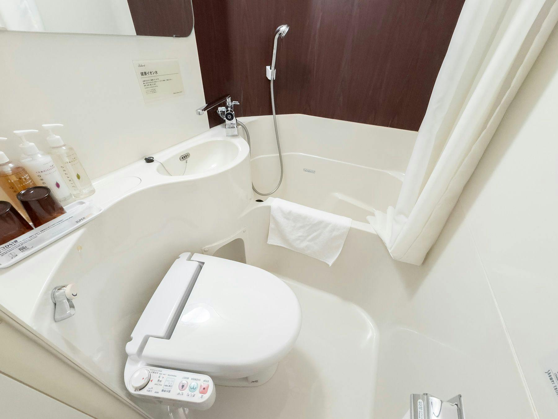 ทุกห้องมีห้องน้ำในตัวครบครัน