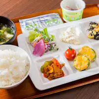 ภาพการจัดเสิร์ฟอาหารเช้าเพื่อสุขภาพ