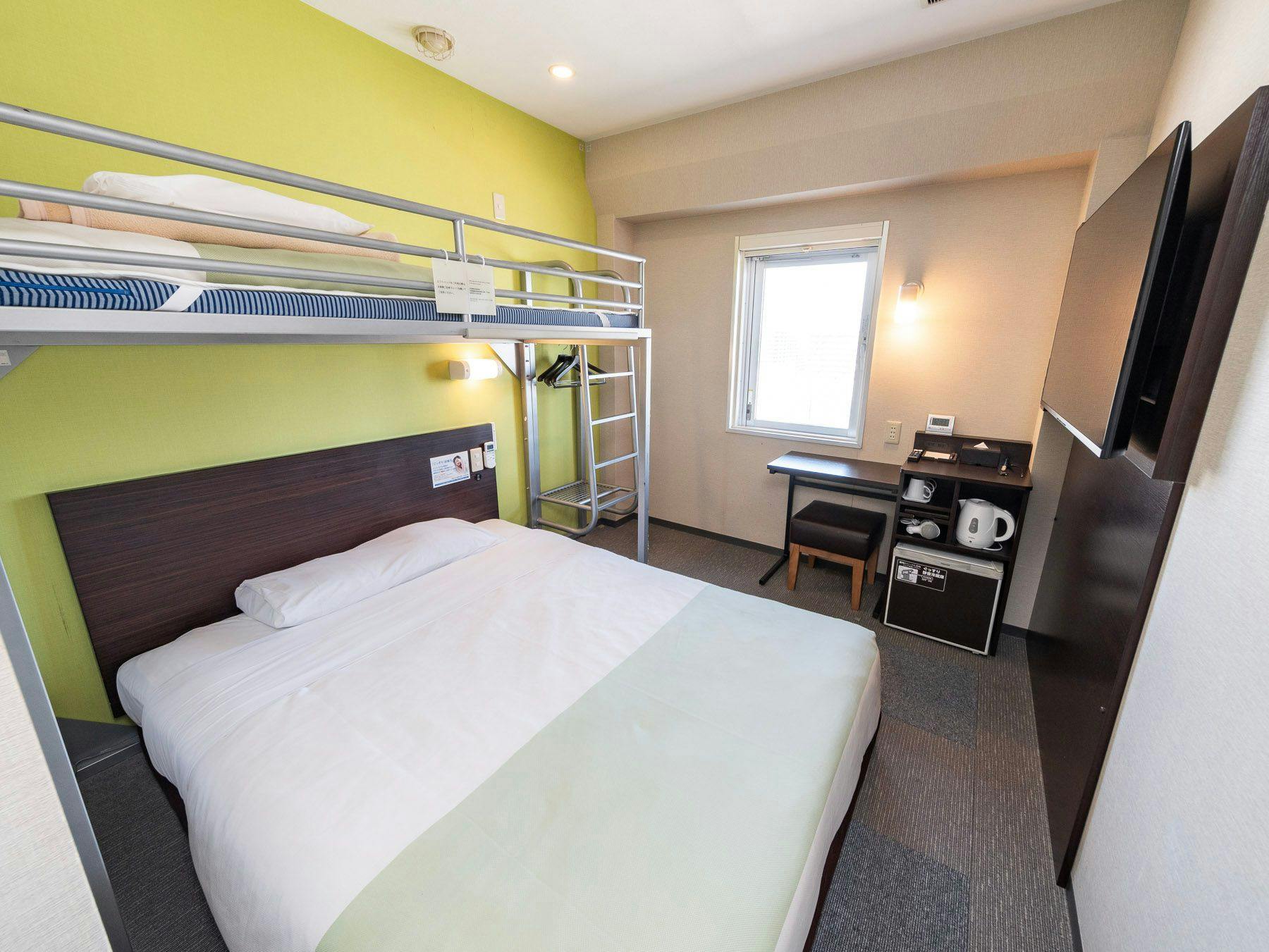 Dilengkapi dengan tempat tidur ganda dan tempat tidur loteng